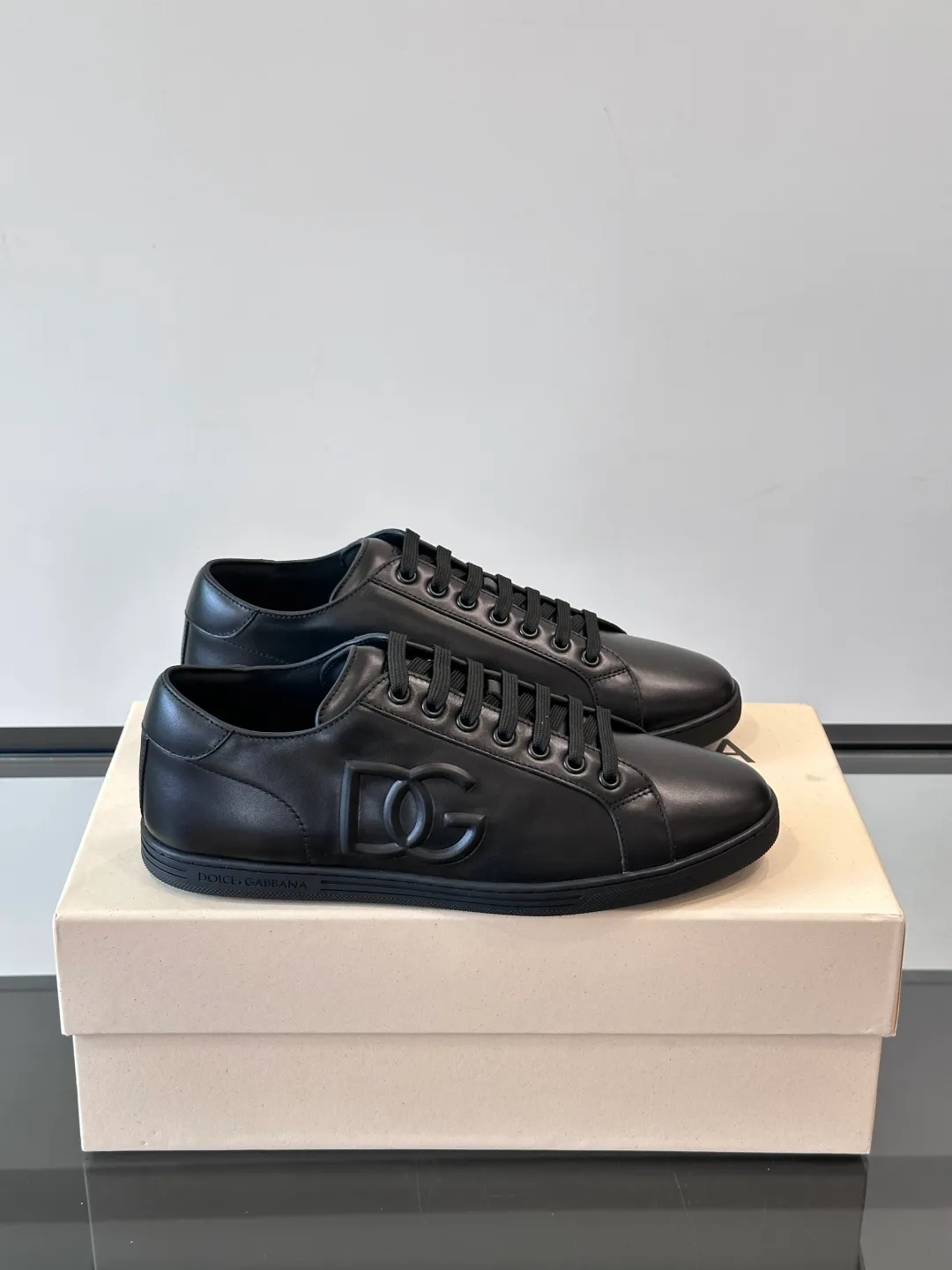 Men's shoes 💰p400 "DG" Dolce & Gabbana fashion casual shoes, high-end boutique men's casual sports shoes! Imported first layer cowhide. The contrasting color design attracts the eye, and the brand logo decoration on the tongue is exquisite and luxurious, super A level! Compared with the genuine product at the counter, the version is no worse at all! size: 38-44 (45 customized)